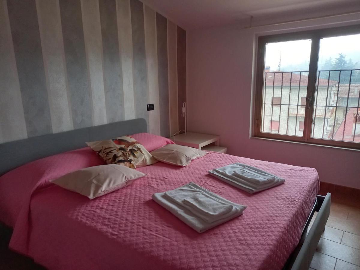 Dino Il Mansardino Apartman Ome Kültér fotó